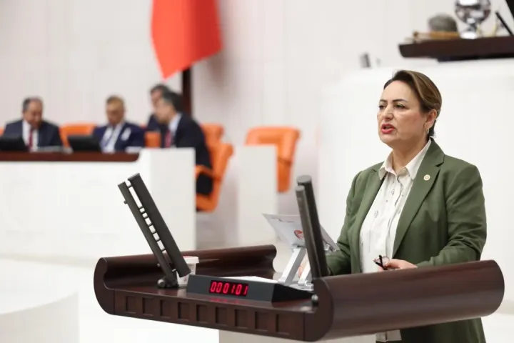 "Adana’nın Ulaşım Damarları Kamunun Elinden Çıkıyor!" Dr. Müzeyyen Şevkin’den 30 Yıllık Devre İtiraz
