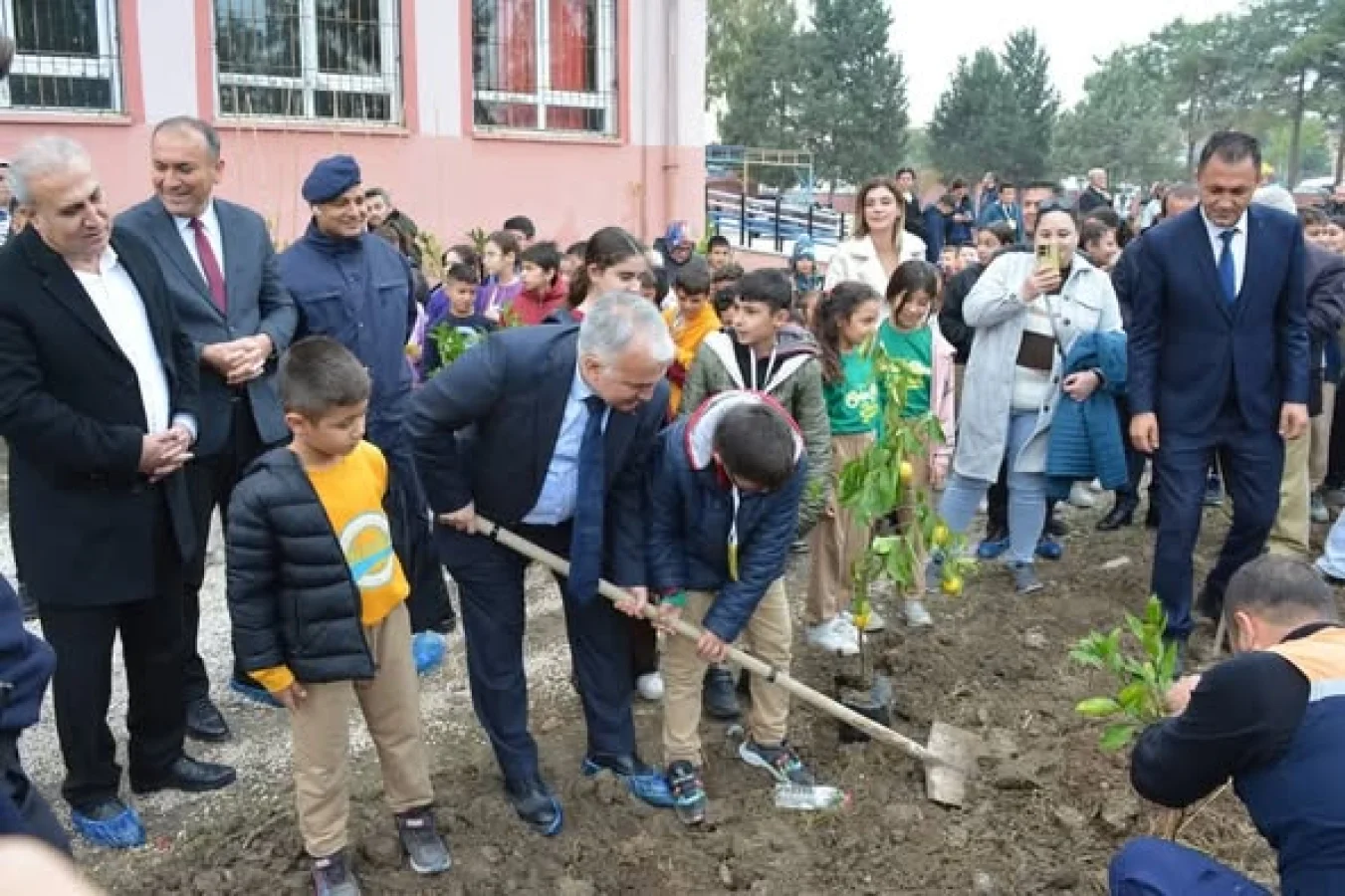 Ceyhan'da Yeşil Geleceğe Yatırım: Fidanlar Toprağa Emanet Edildi