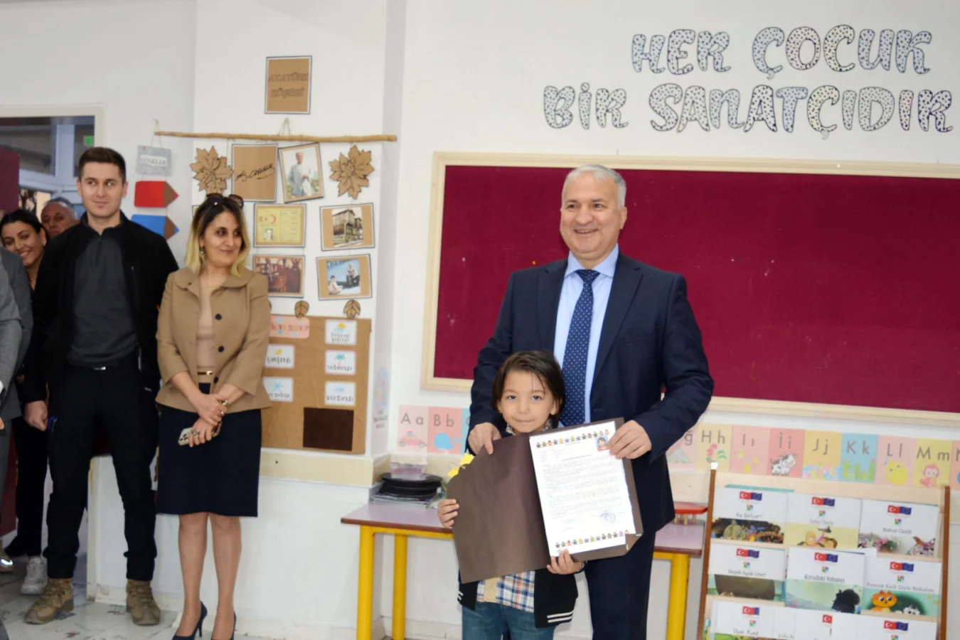 Ceyhan'da Karne Sevinci: Kaymakam Kurtyemez Öğrencileri Kutladı