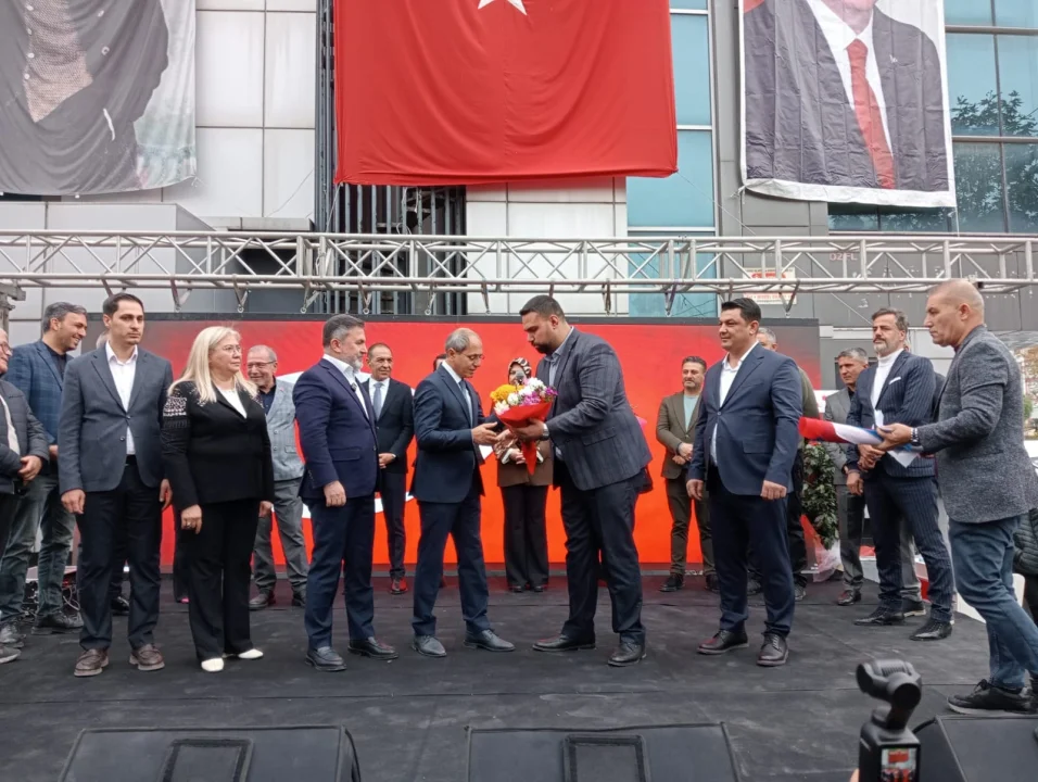 AK Parti Ceyhan’da Hizmet Bayrağı Av. Bülent Demirel’e Emanet