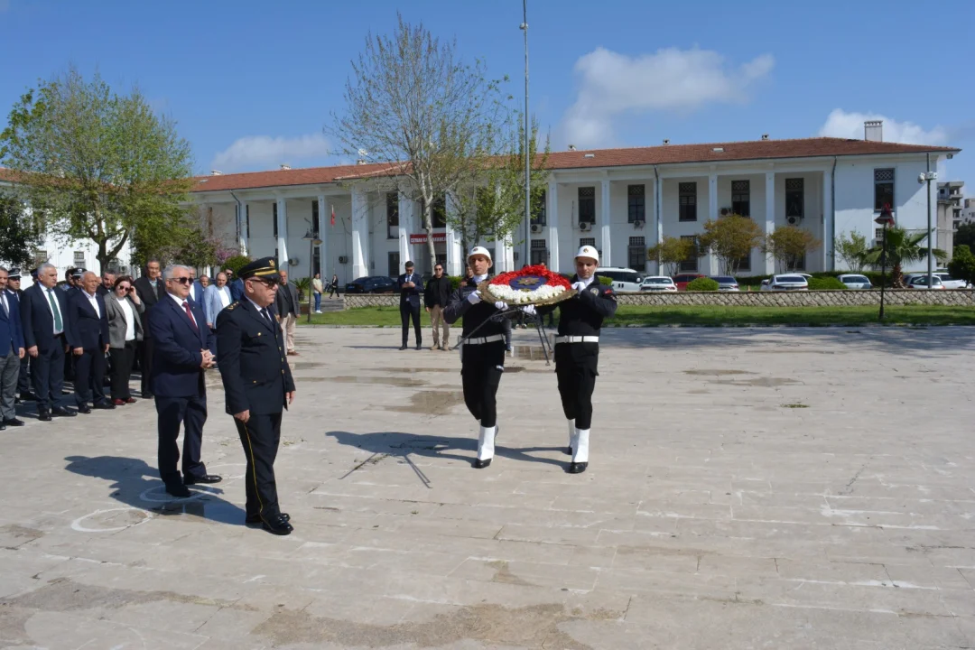 Polis Günü’nde Duygusal Anlar: Ceyhan Şehitliği Karanfillerle Donatıldı