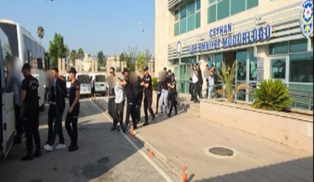 Cephanelik Gibi Zula! Ceyhan’da Ruhsatsız Silahlar ve Bıçaklar Ele Geçirildi